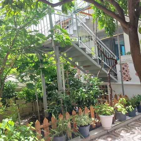 Apartment Guest House Flowers *