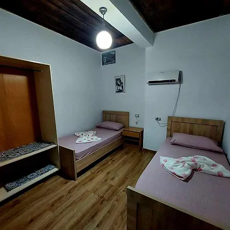 Apartment Guest House Flowers Berat